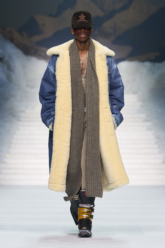 Уютный двусторонний пальто с мехом и стильная кепка дополняют расслабленный образ, идеально подходящий для холодной погоды