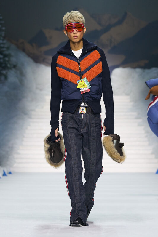 Спортивный жилет с яркими вставками и джинсы с полосками придают образу динамичность, дополненный стильными аксессуарами