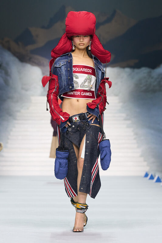 Яркий образ с красной шапкой и джинсовым корсетом, дополненный спортивным топом и асимметричной юбкой из денима