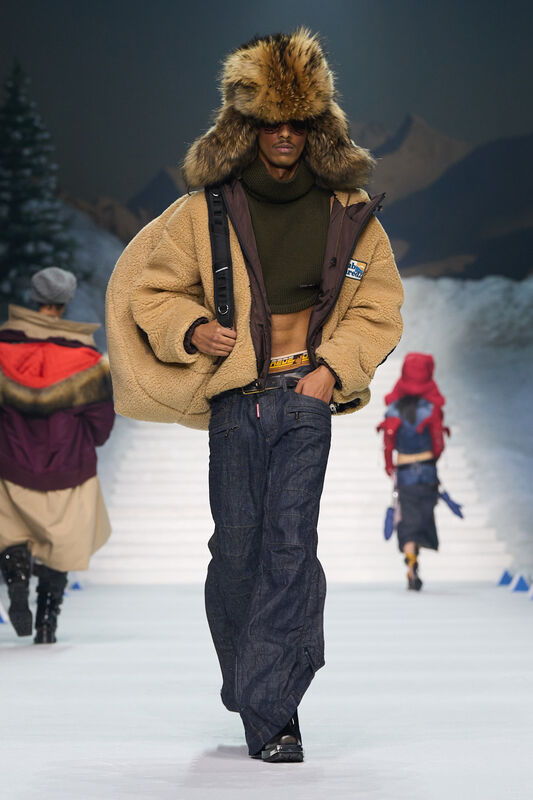 Объемный бежевый пуховик с меховой шапкой и укороченным свитером, сочетание текстур и стилей для зимнего образа