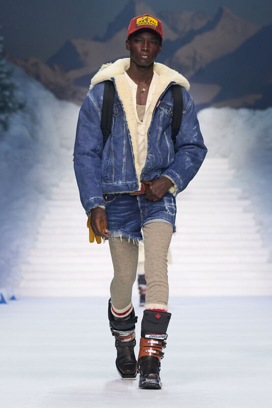 Классический джинсовый жакет с меховой подкладкой и шапкой, дополненный короткими шортами и теплыми ботинками