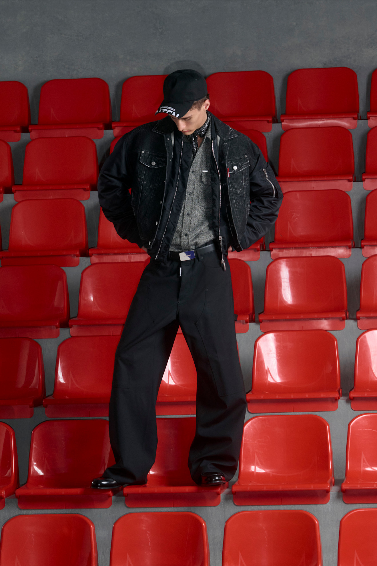 Стильный образ с черной джинсовой курткой и широкими брюками, создающий атмосферу уличной моды