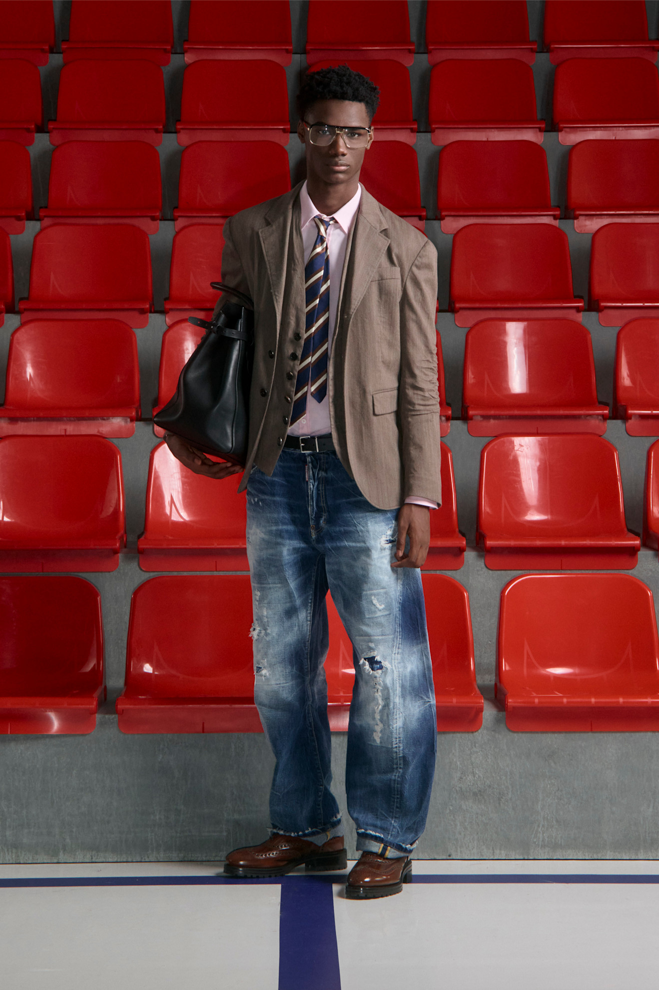 Элегантный образ с пиджаком и полосатым галстуком, сочетание светлой рубашки и рваных джинсов для контраста