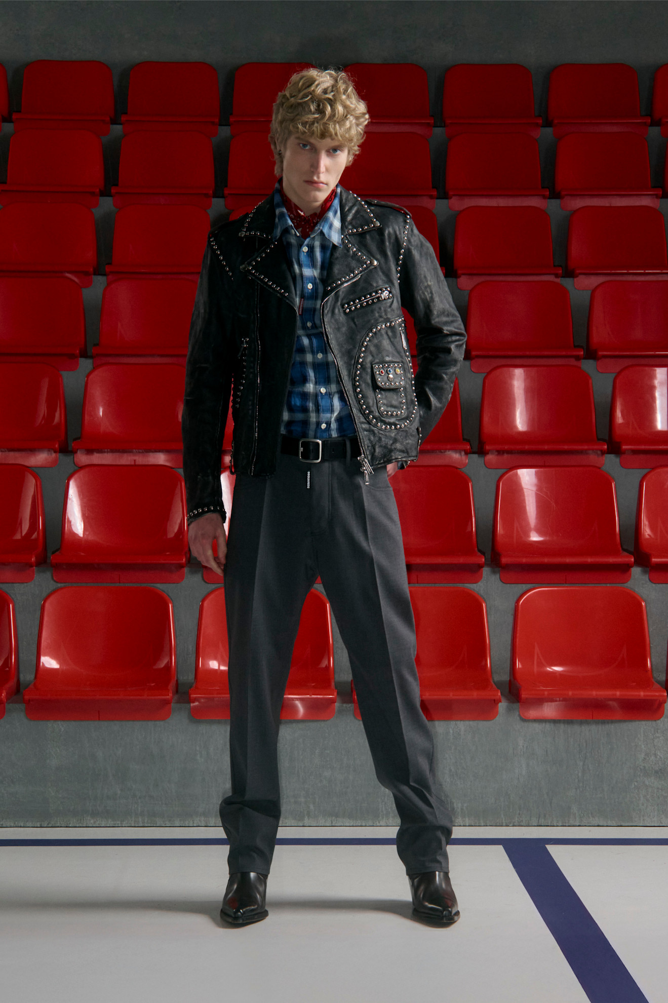 Кожаная куртка с заклепками и клетчатая рубашка, создающие дерзкий стиль на фоне ярких сидений