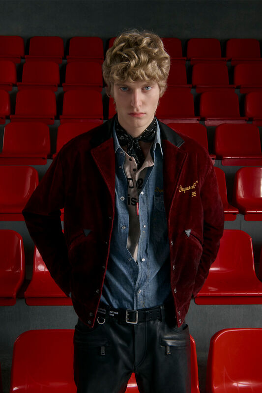 Вельветовая куртка бордового цвета с черной отделкой и джинсовой рубашкой, дополняет образ с шарфом и кожаными брюками