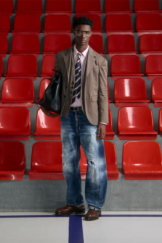 Элегантный образ с пиджаком и полосатым галстуком, сочетание светлой рубашки и рваных джинсов для контраста