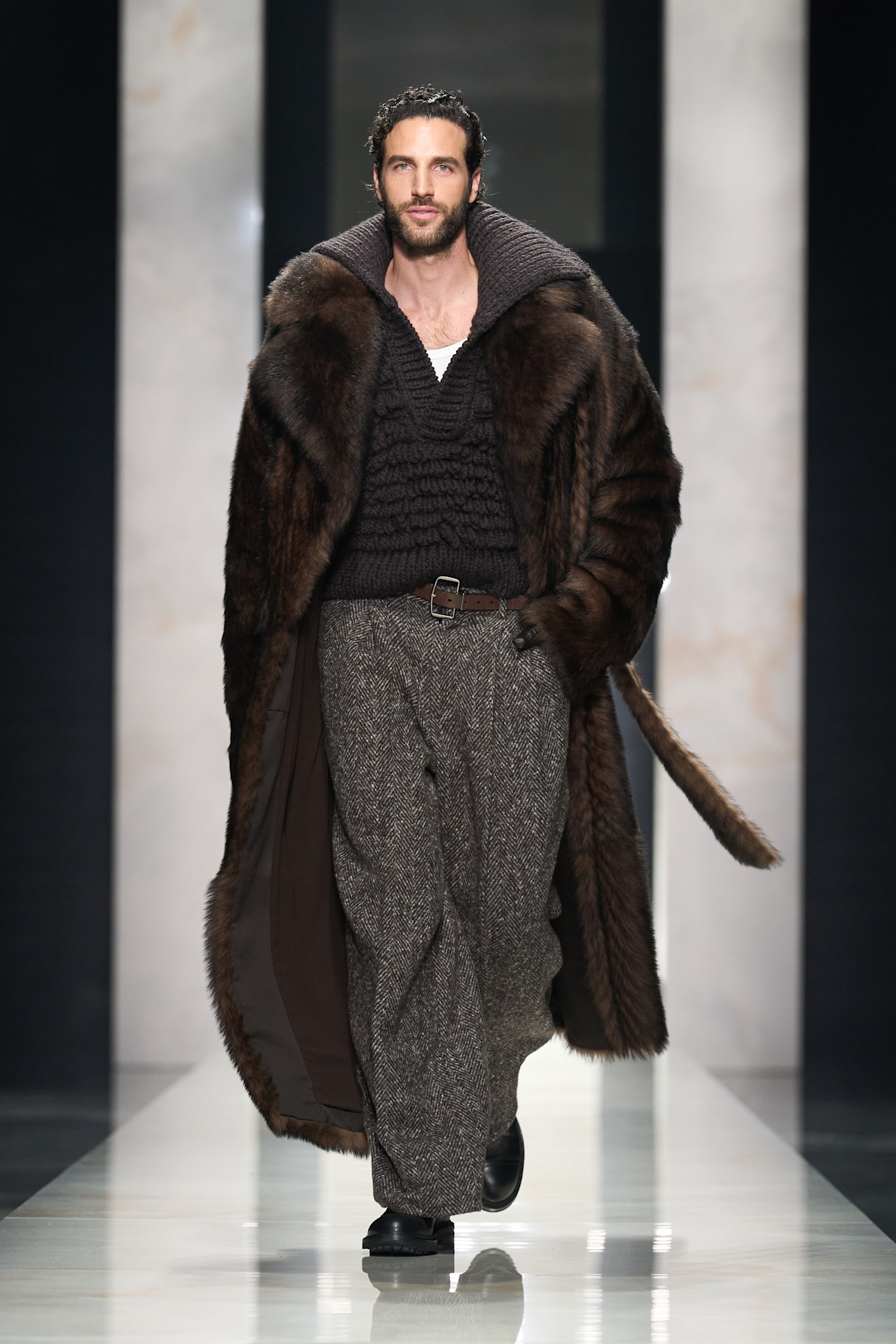 Роскошный коричневый меховой пальто на фоне серого свитера и широких штанов, создающий атмосферу уюта и стиля