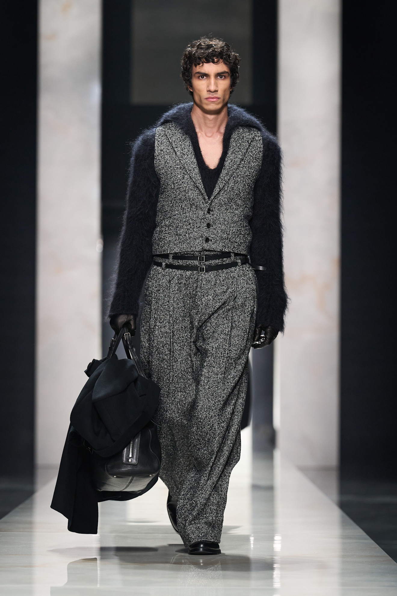 Модель в сером костюме с объемными рукавами, дополненном черной сумкой, создает стильный образ для осени 2026 года