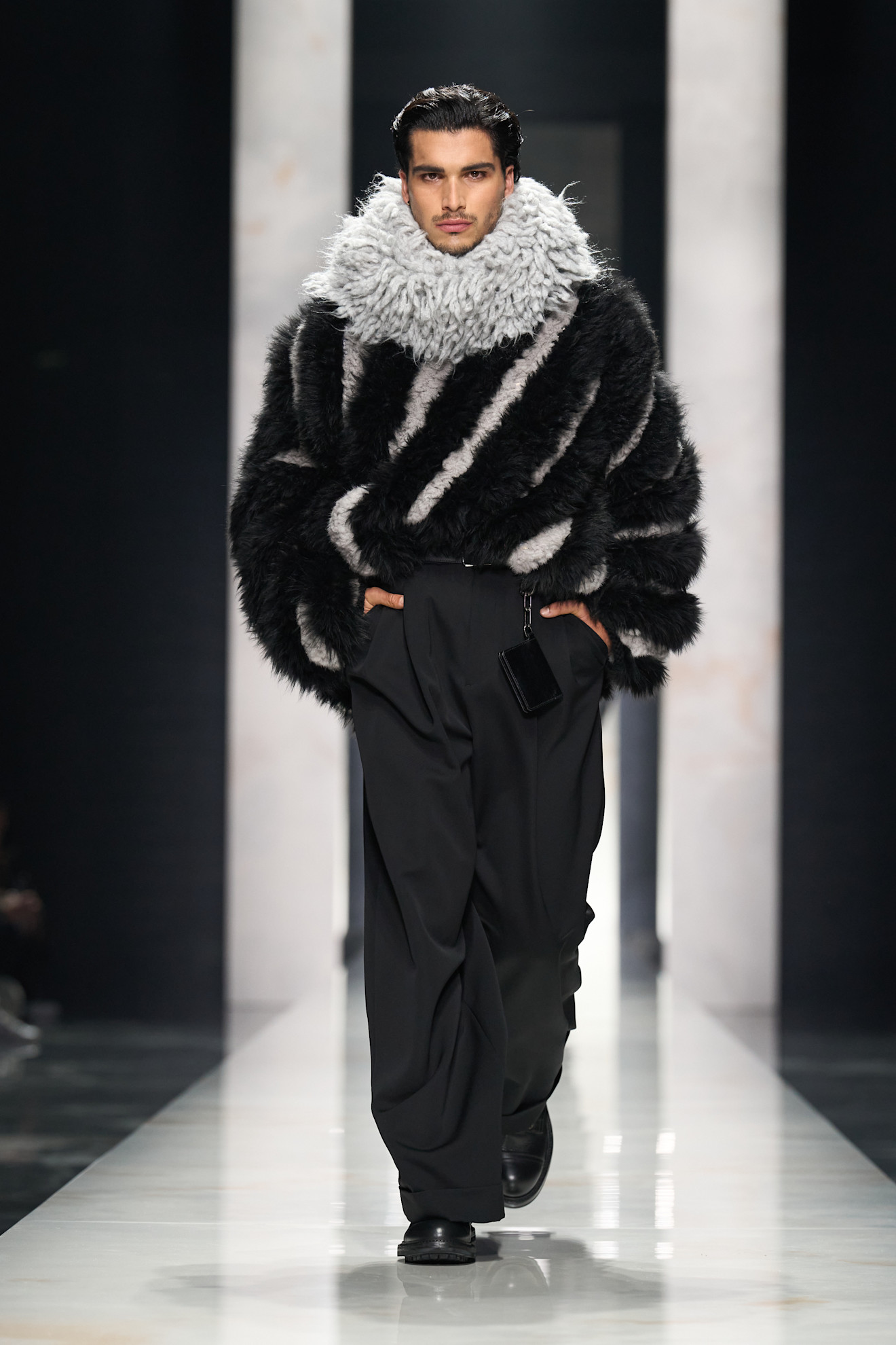 Модный свитер с крупным воротником в черно-серых тонах в сочетании с широкими брюками, создающий эффектный силуэт