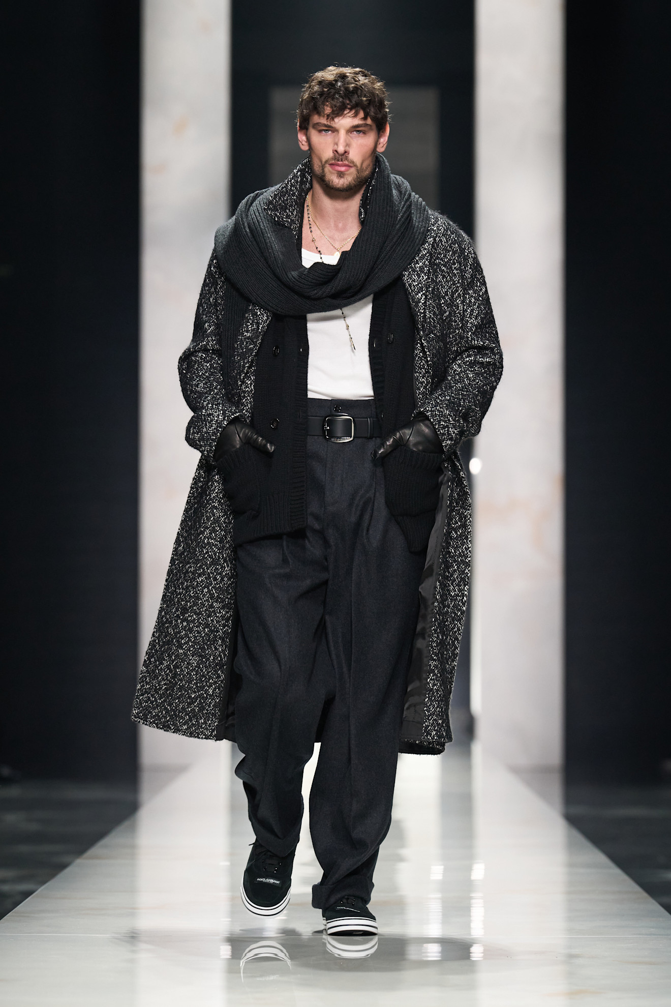 Стильный лук с длинным пальто и объемным шарфом, дополненный белой футболкой и широкими брюками, для уютной осени