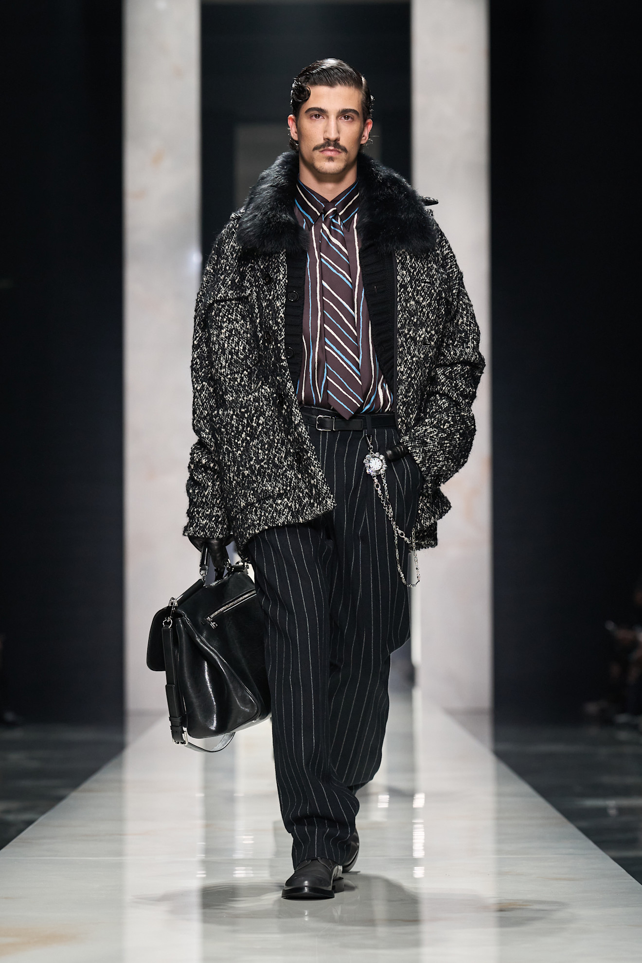 Объемный шершащий жакет с меховым воротником, строгая полосатая рубашка и брюки с вертикальными линиями