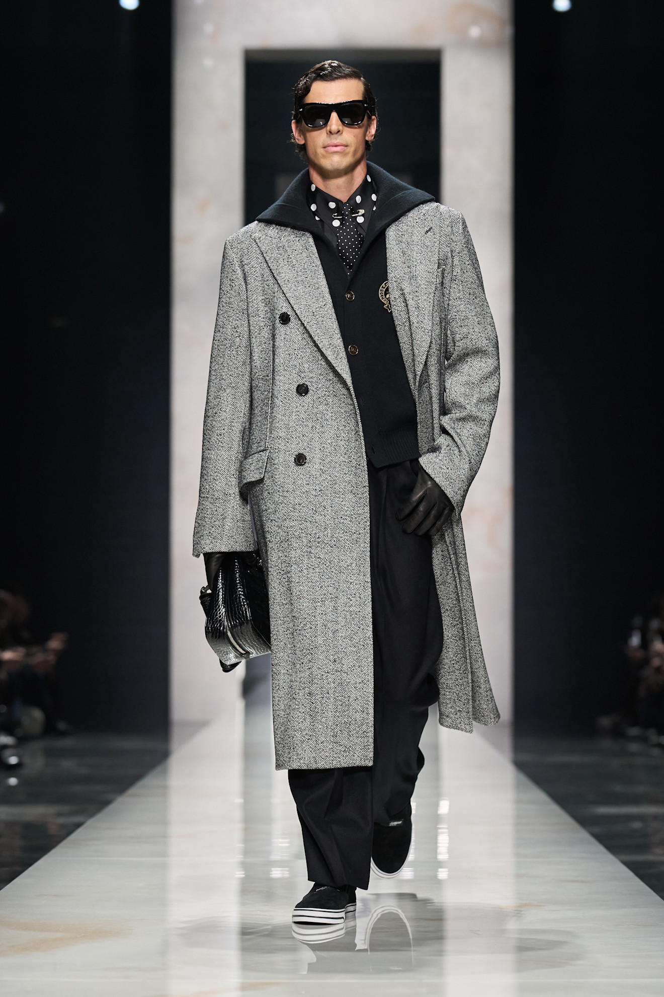 Стильный серый пальто с двойной застежкой, черный свитер с горлом и модные очки для завершения образа