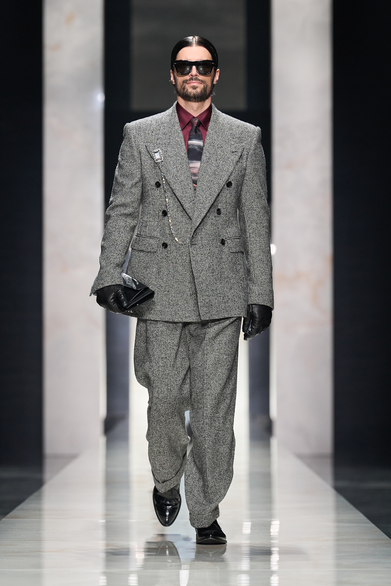 Элегантный серый костюм с двойным воротником и солнечными очками, дополненный стильной галстуком и аксессуарами