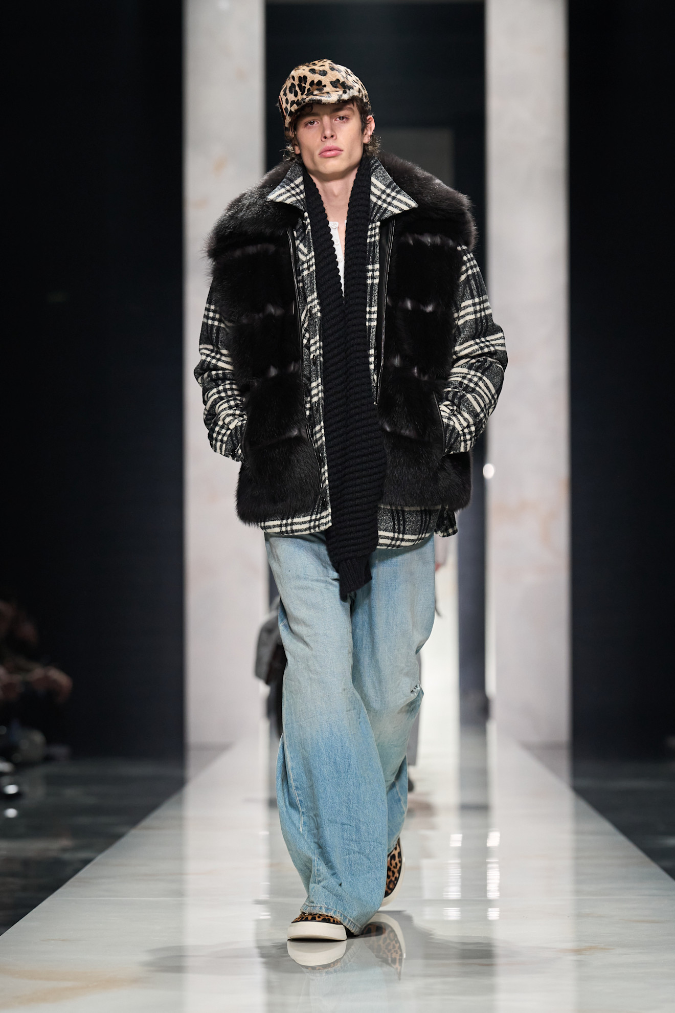 Клетчатая куртка с черной меховой отделкой, джинсы и леопардовая кепка создают эффектный образ для осени