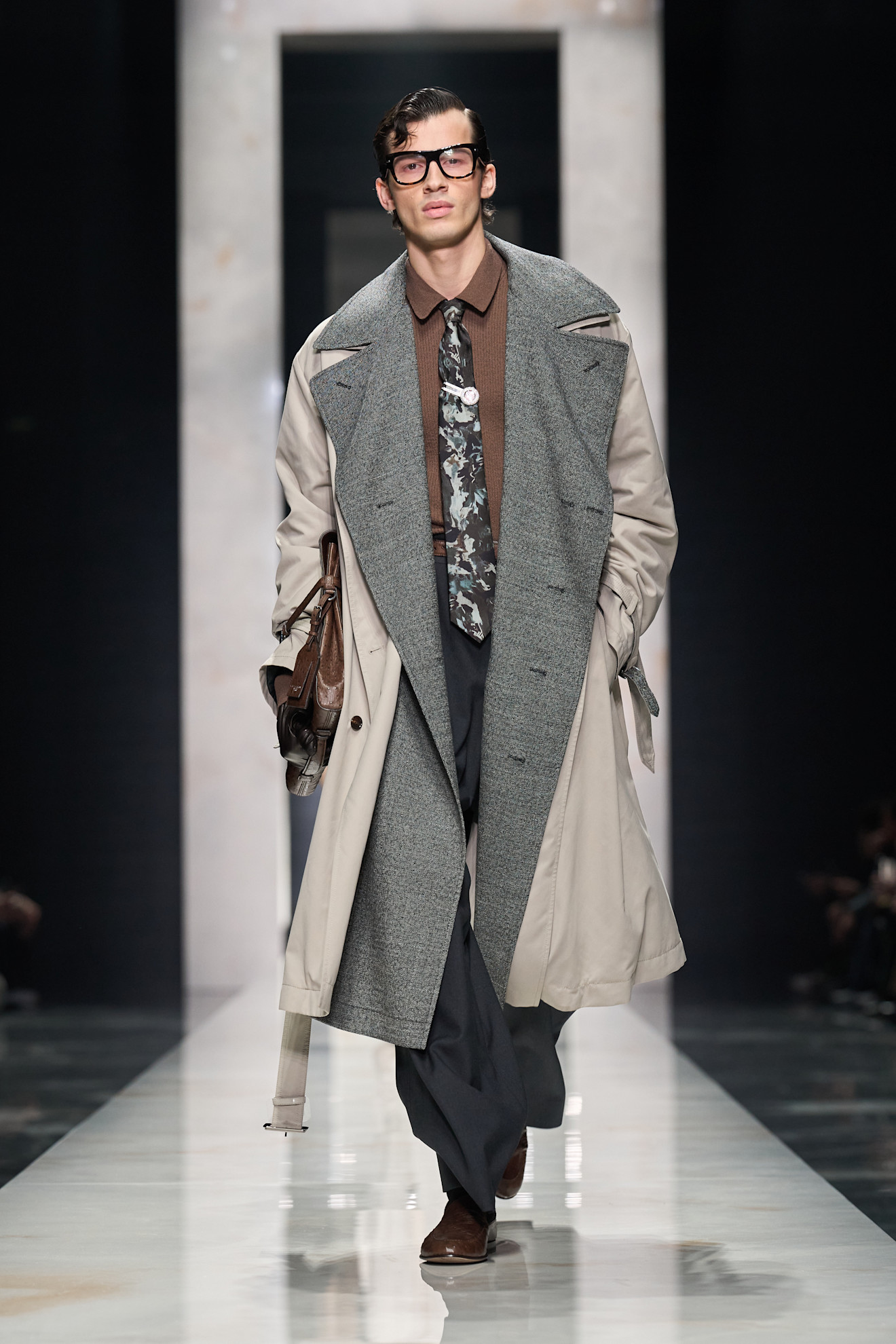 Элегантный двубортный плащ с серым верхом и коричневой рубашкой, дополненный оригинальным галстуком и сумкой