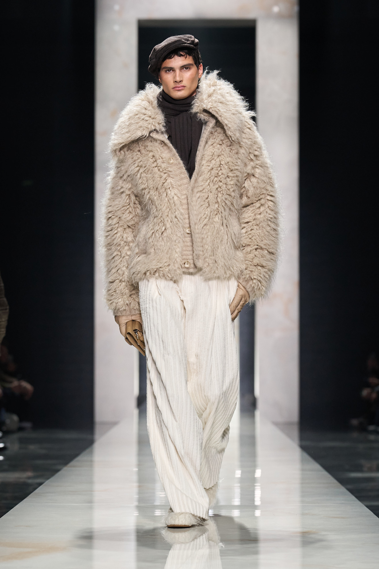 Мягкий светлый меховой жакет с крупными пуговицами и полосатые брюки, создающие уютный и стильный образ для зимы