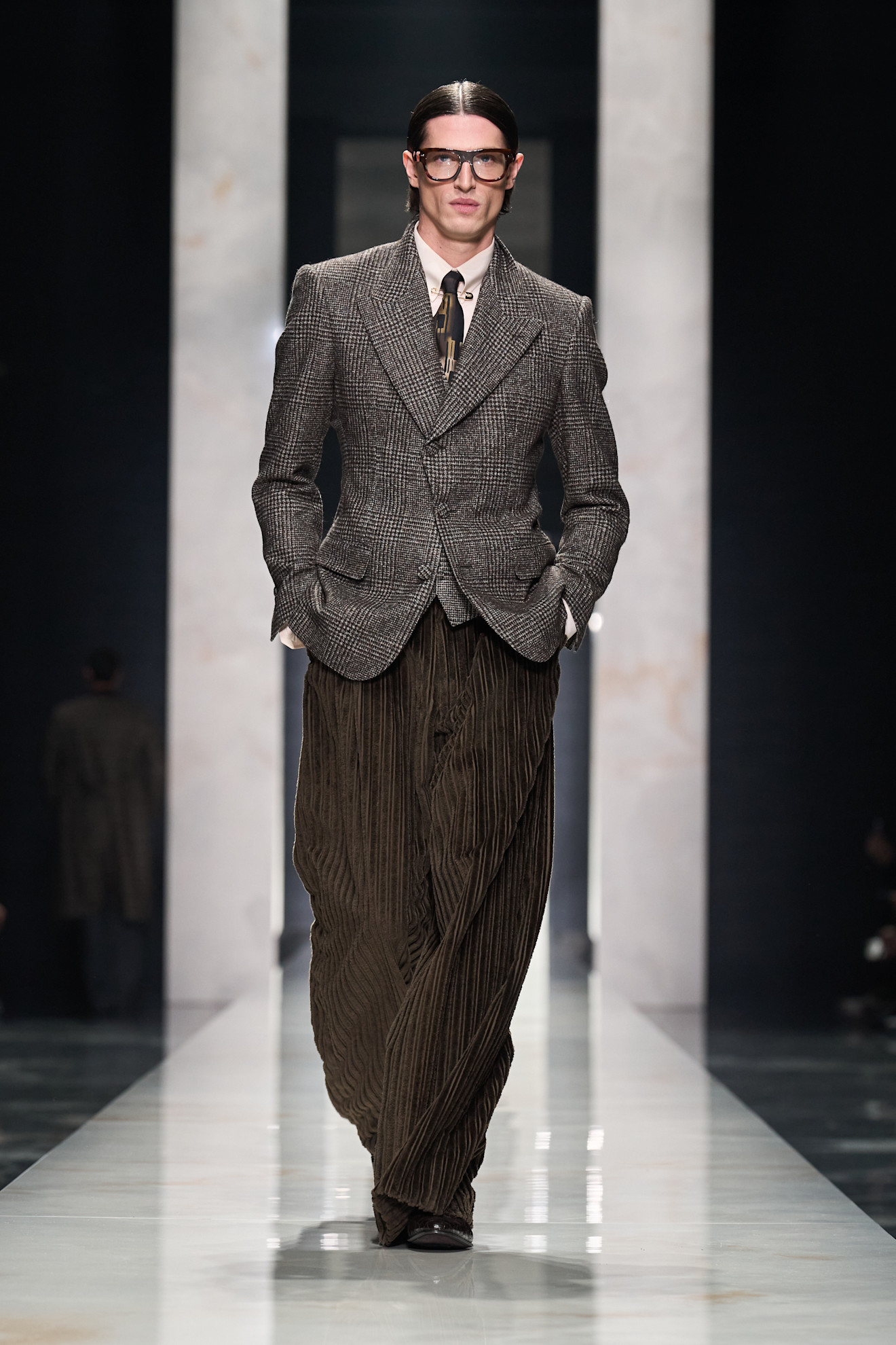 Строгий двубортный пиджак в клетку с широкими брюками из вельвета, создающий элегантный образ для осени 2026 года