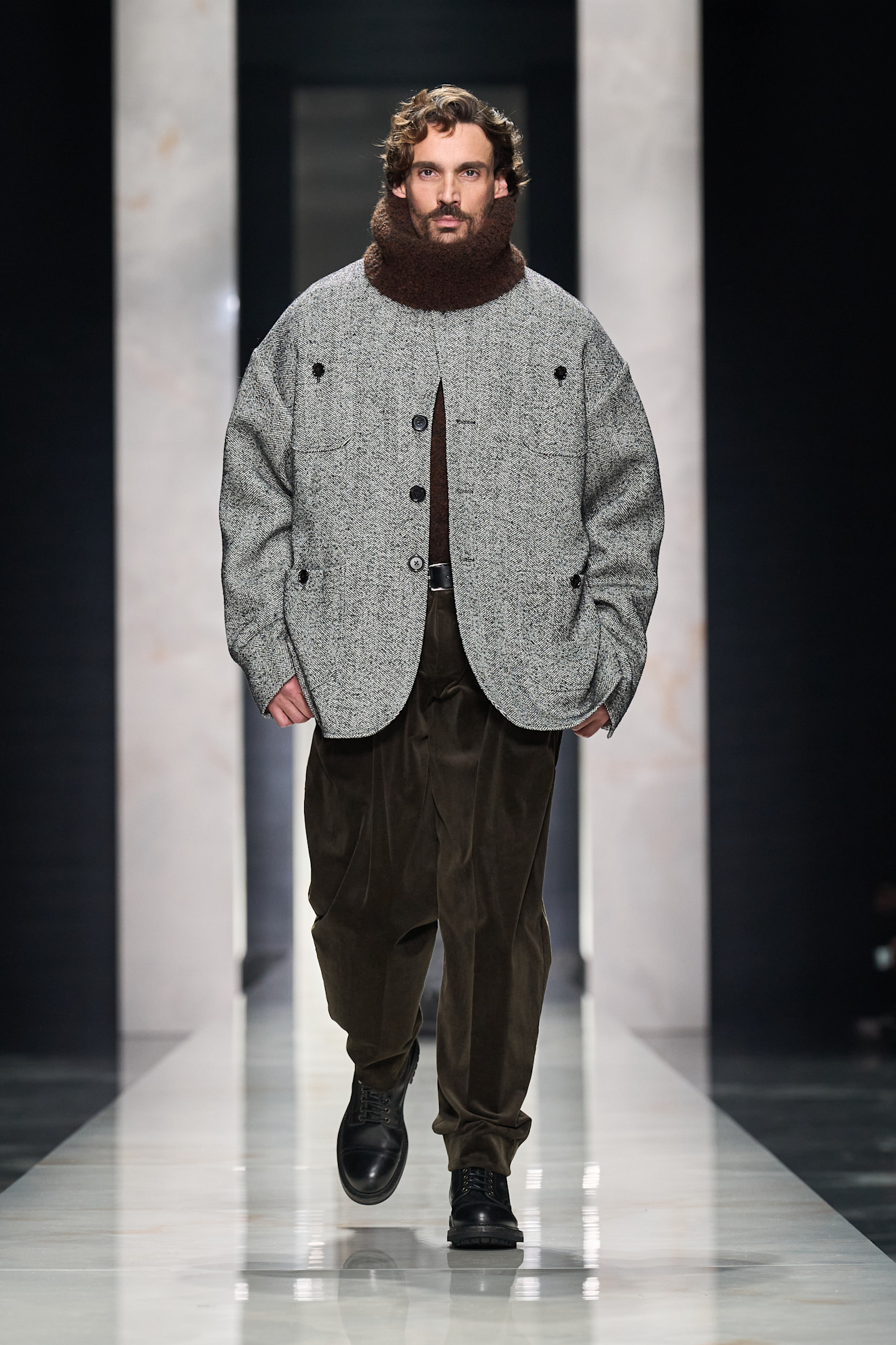 Объемная куртка из серого твида с высоким воротником и брюками из бархата, создающая уютный и современный образ