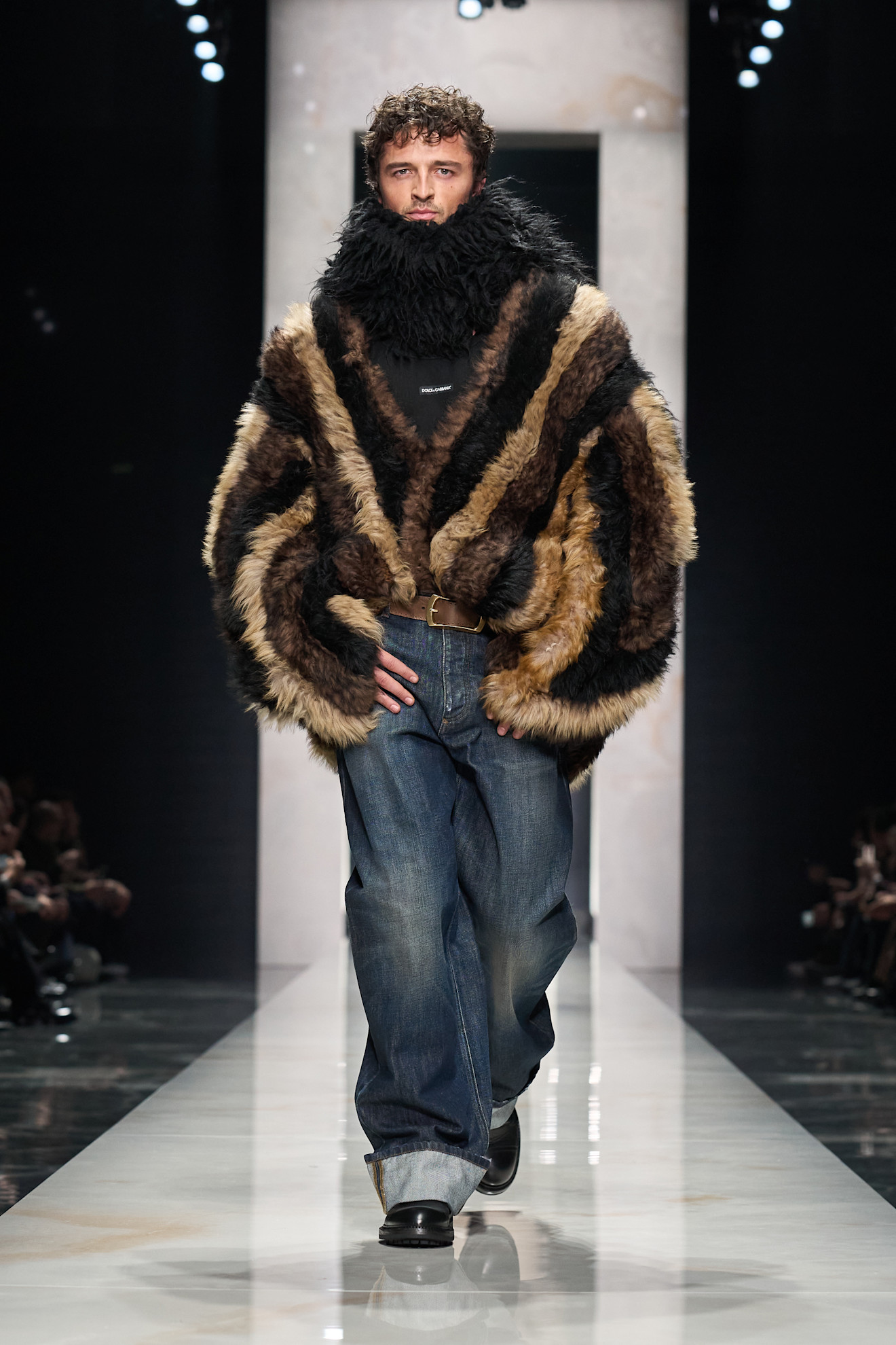 Модный меховой кардиган с полосами и джинсами, создающий эффектный контраст и уютный образ для холодного сезона