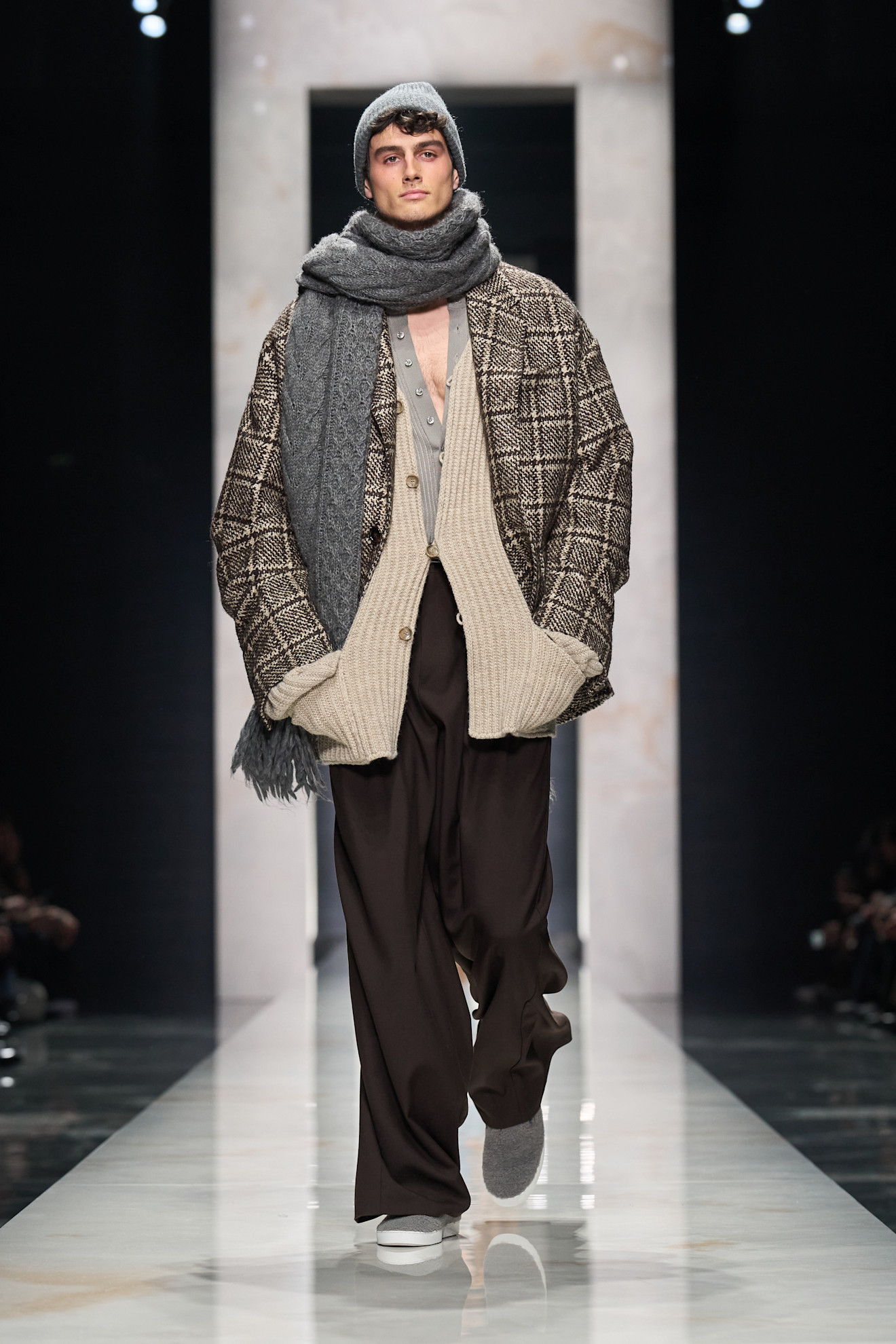 Объемный клетчатый жакет в сочетании с уютным серым шарфом и широкими брюками, создающий атмосферу уюта осени