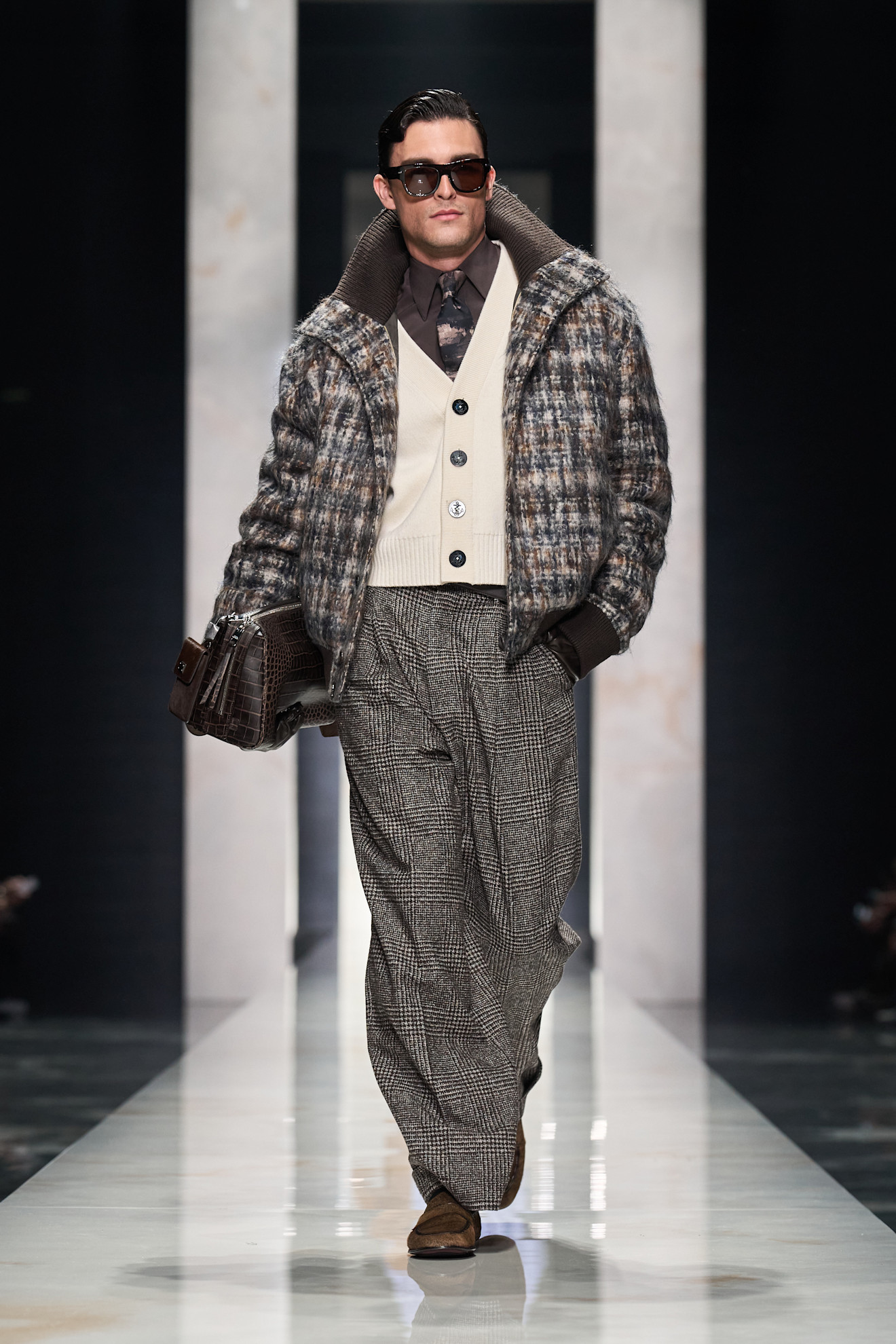 Стильный пиджак с крупной клеткой и светлым кардиганом, дополненный широкими брюками и солнцезащитными очками