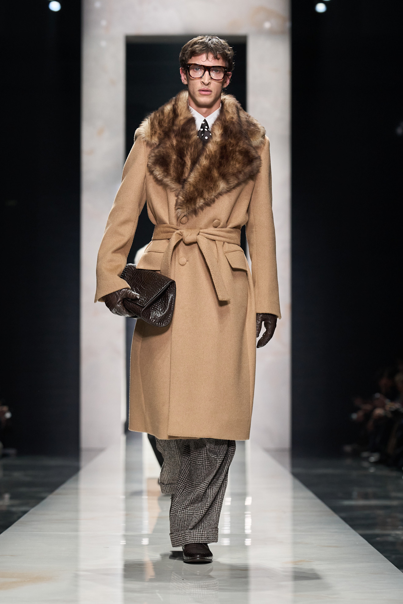 Кашемировый пальто с меховым воротником и клетчатые брюки создают утонченный образ, подчеркивающий элегантность и стиль