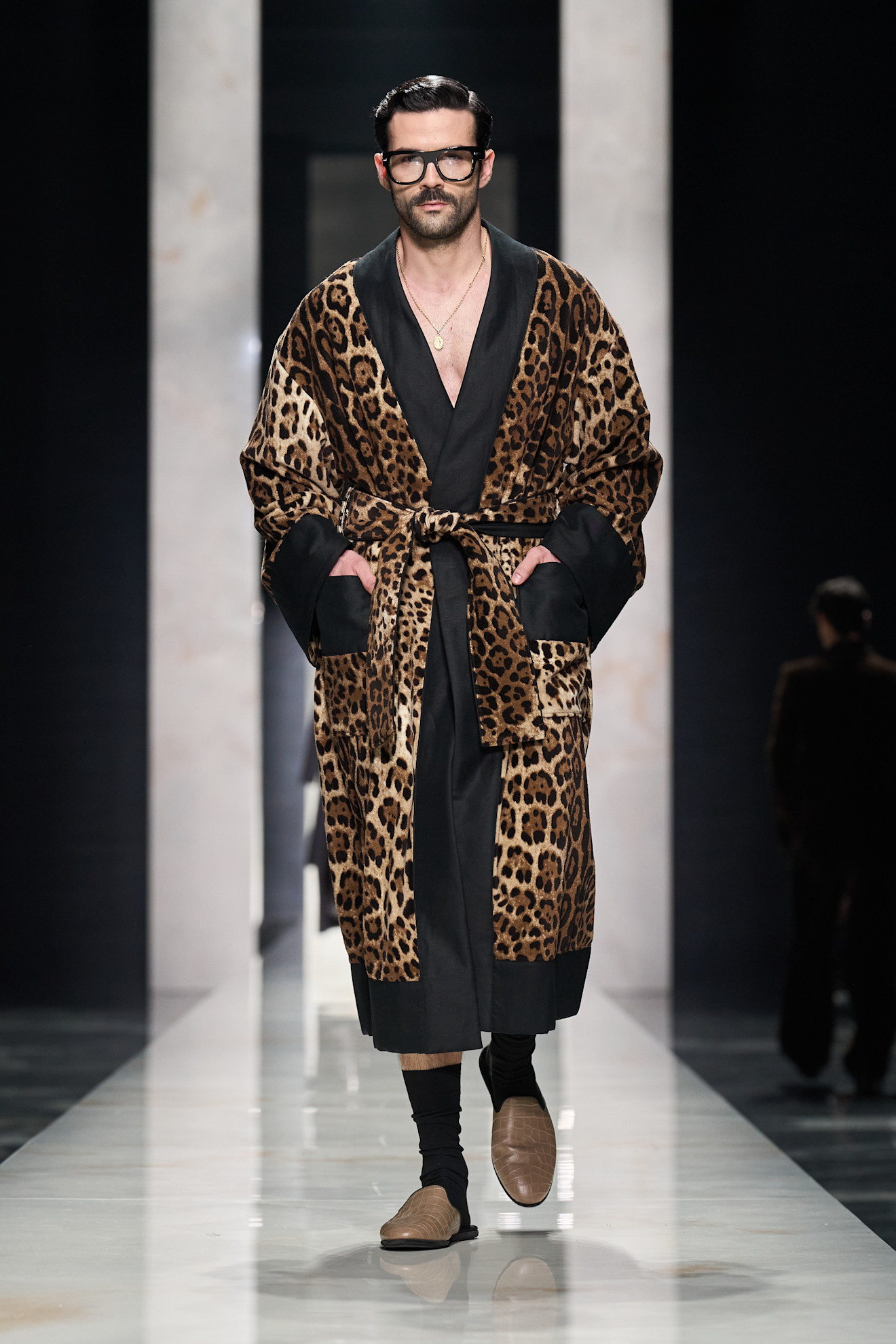 Льняной халат с леопардовым принтом, черная рубашка и стильные очки, образуют смелый и экстравагантный наряд