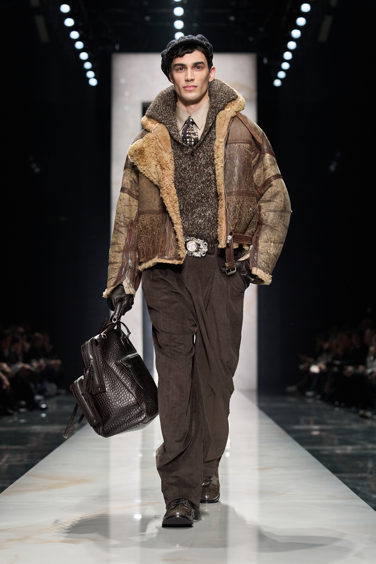 Модный образ с меховой курткой и свитером, дополненный стильной сумкой и брюками в тон, создающий уютный вид