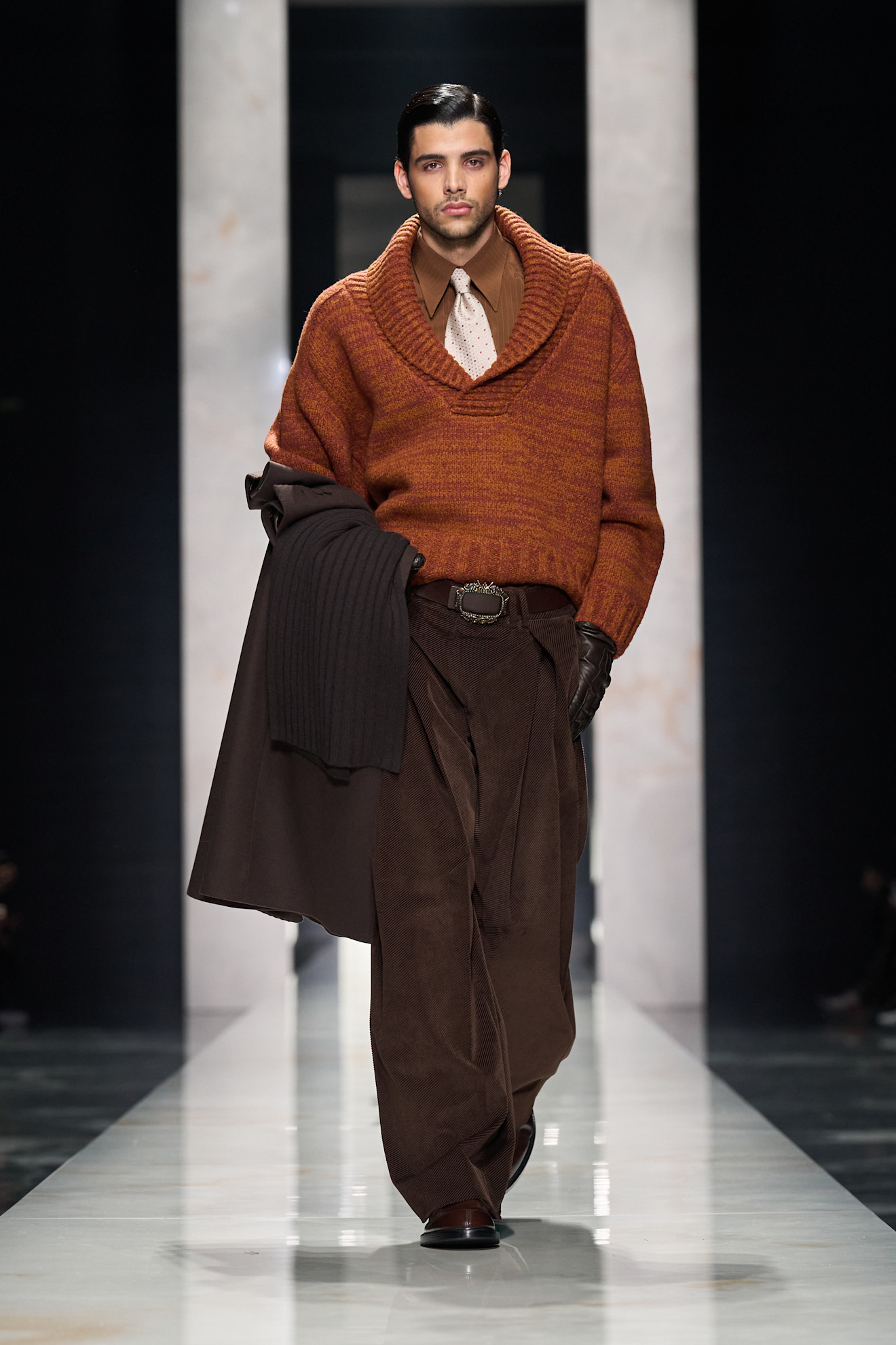 Тёплый оранжевый свитер с глубоким вырезом и коричневыми брюками, создающий эффектный контраст и уютный стиль