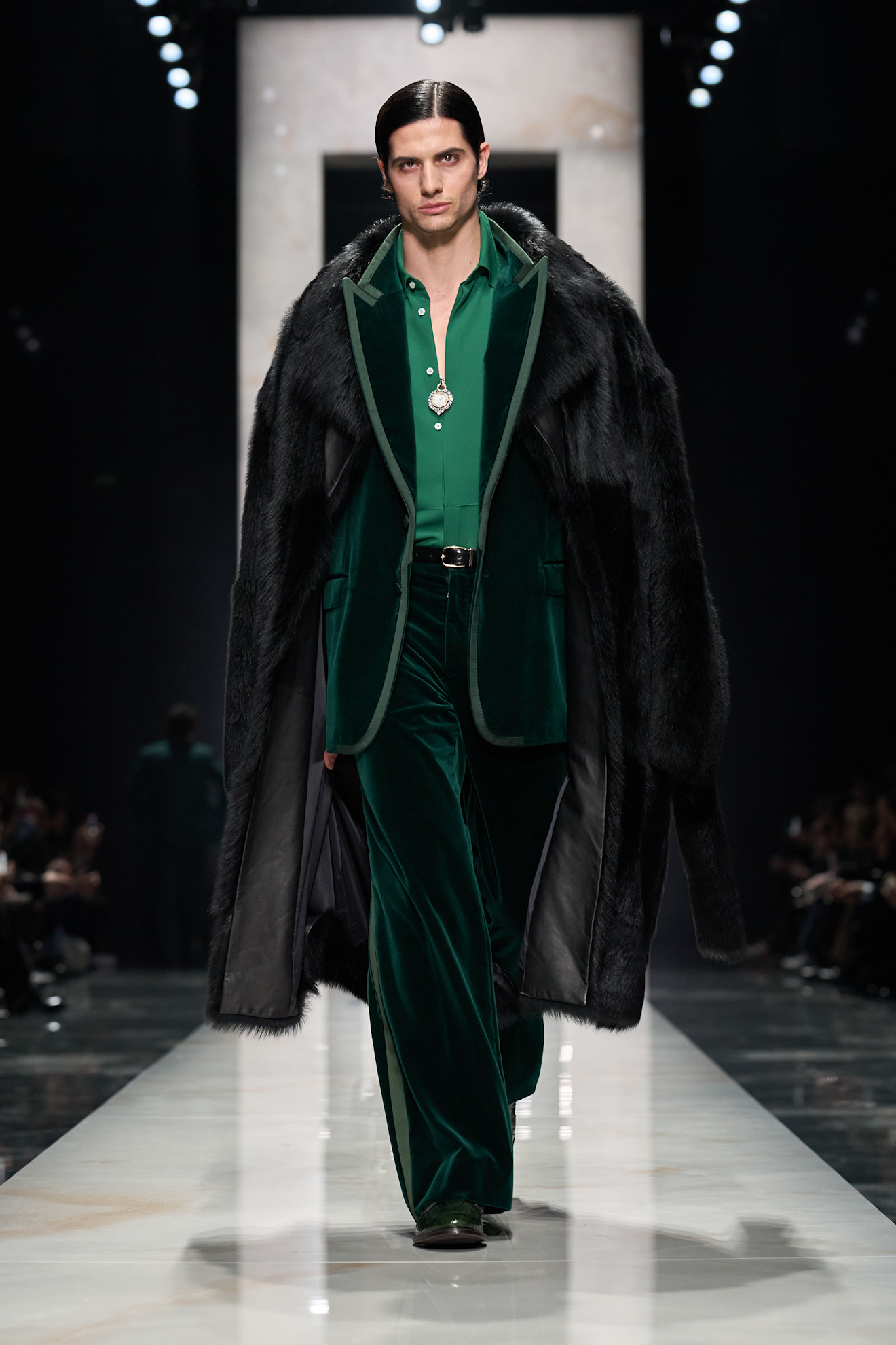 Роскошный образ в бархатном костюме тёмно-зелёного цвета с меховым пальто, подчеркивающим статус и стиль