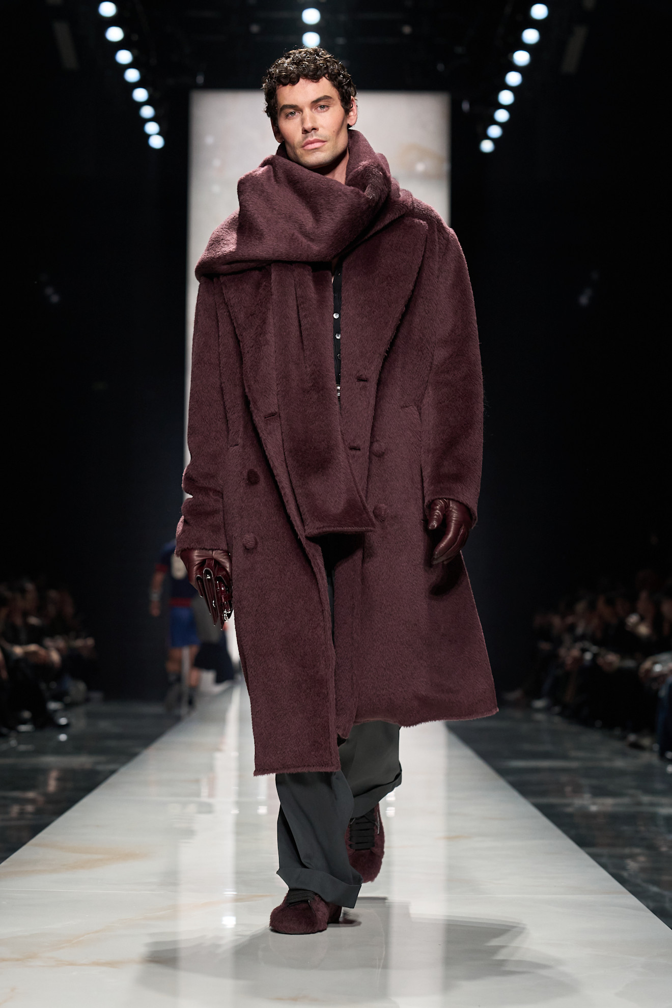 Мягкий бордовый пальто с объемным шарфом и черными перчатками, создающее атмосферу уюта и роскоши