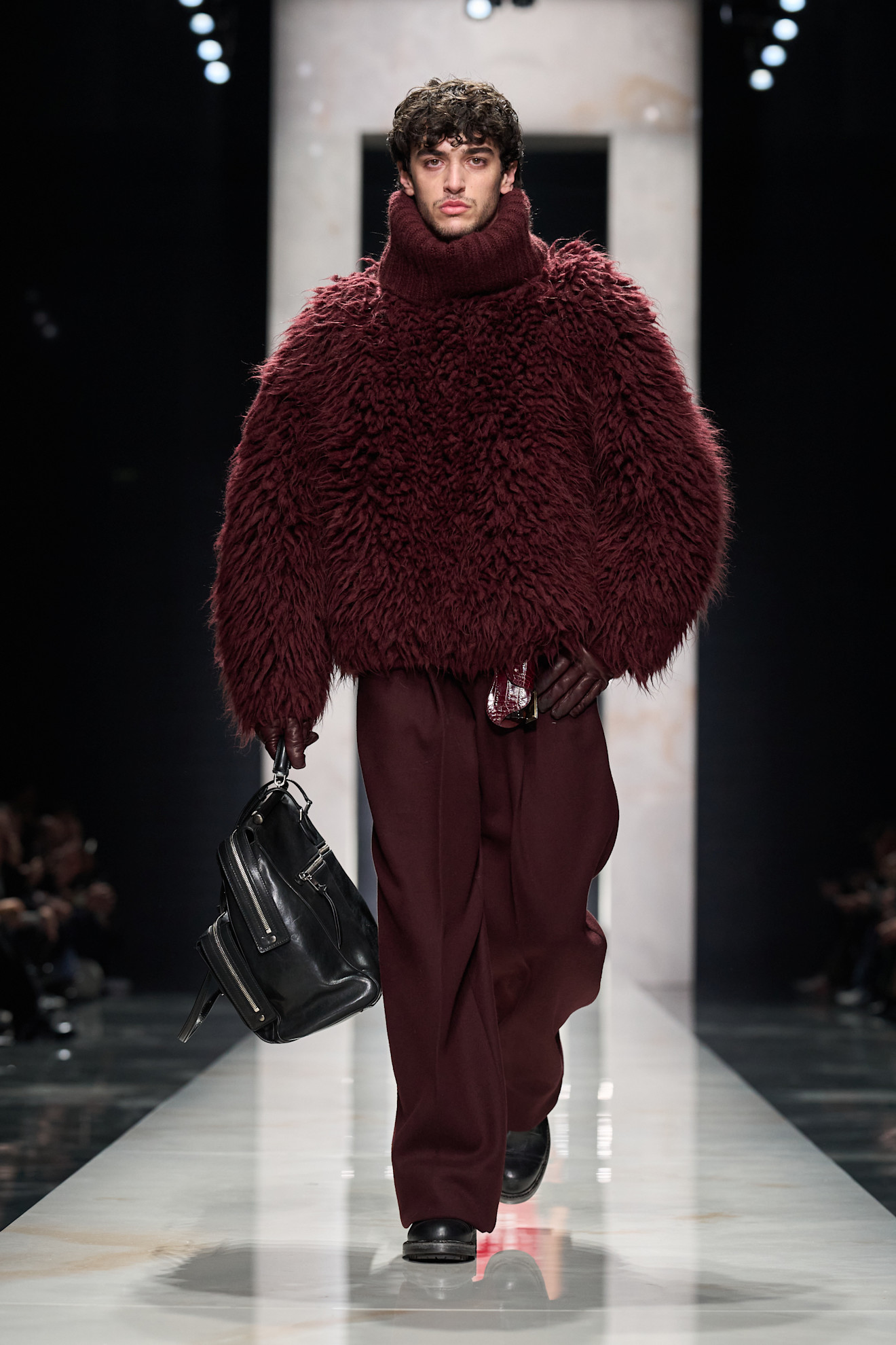 Объемный бордовый свитер с высоким воротником и широкими брюками, создающий уютный и эффектный силуэт