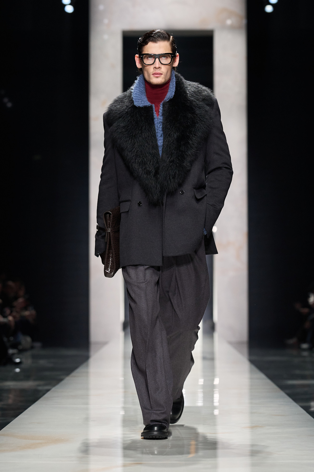 Элегантный образ с черным пальто с меховым воротником и строгими брюками в полоску, подчеркивающий уверенность и стиль