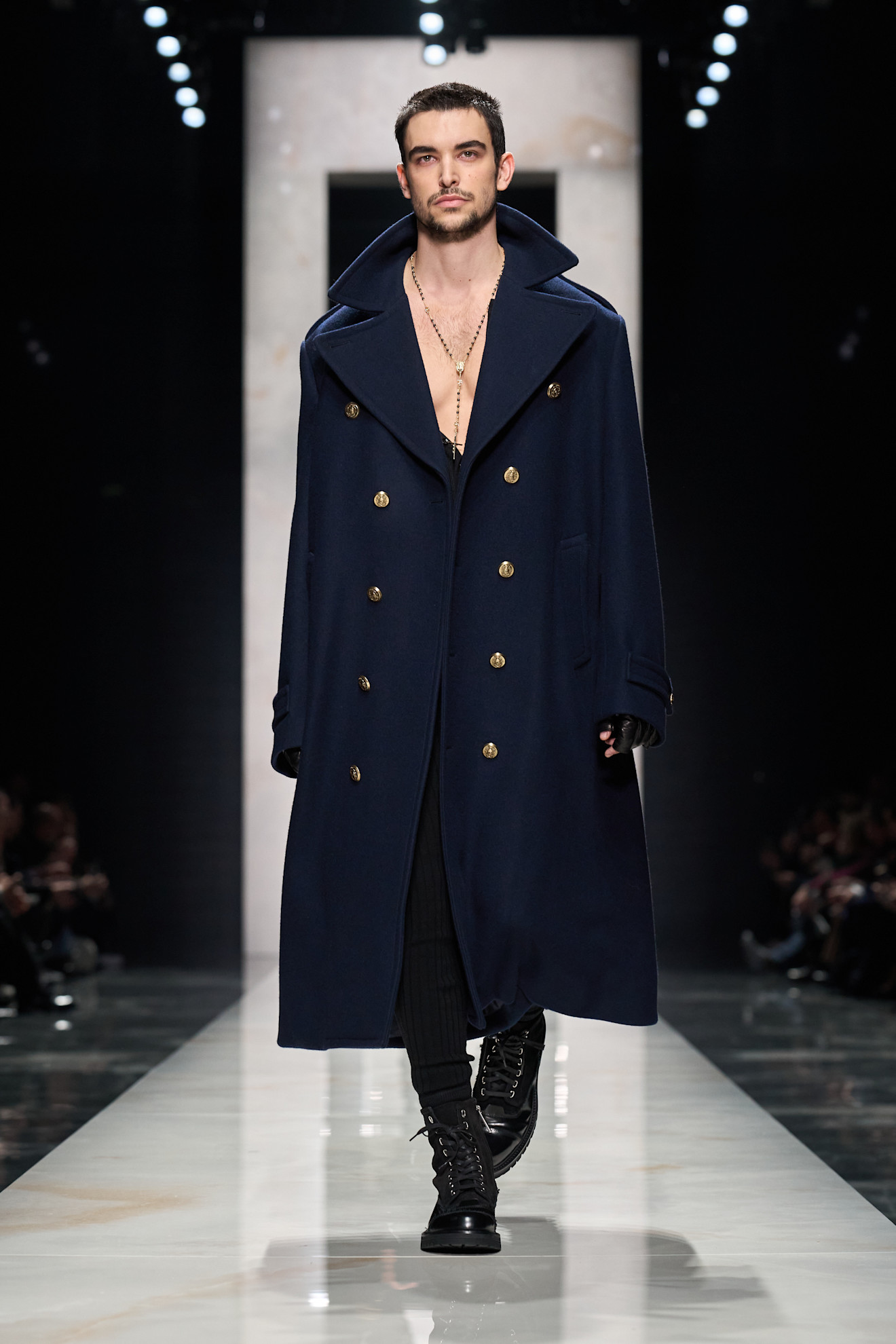 Строгий образ в темно-синем пальто с золотыми пуговицами, открывающий грудь и подчеркивающий мужественность