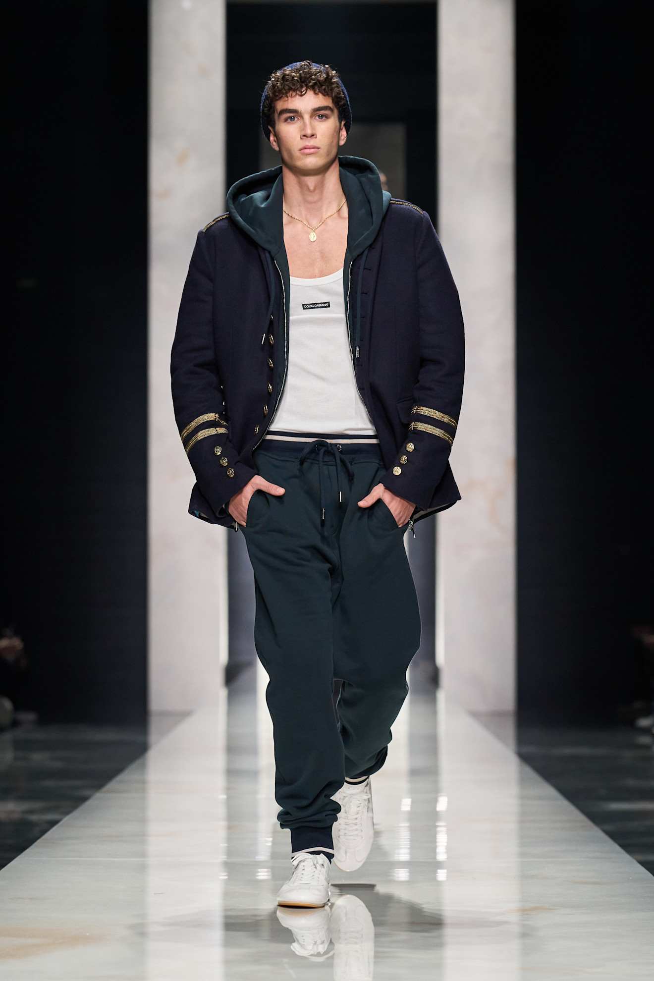 Спортивный стиль с элементами классики: темно-синий жакет, белая майка и удобные брюки, завершающие образ кроссовками