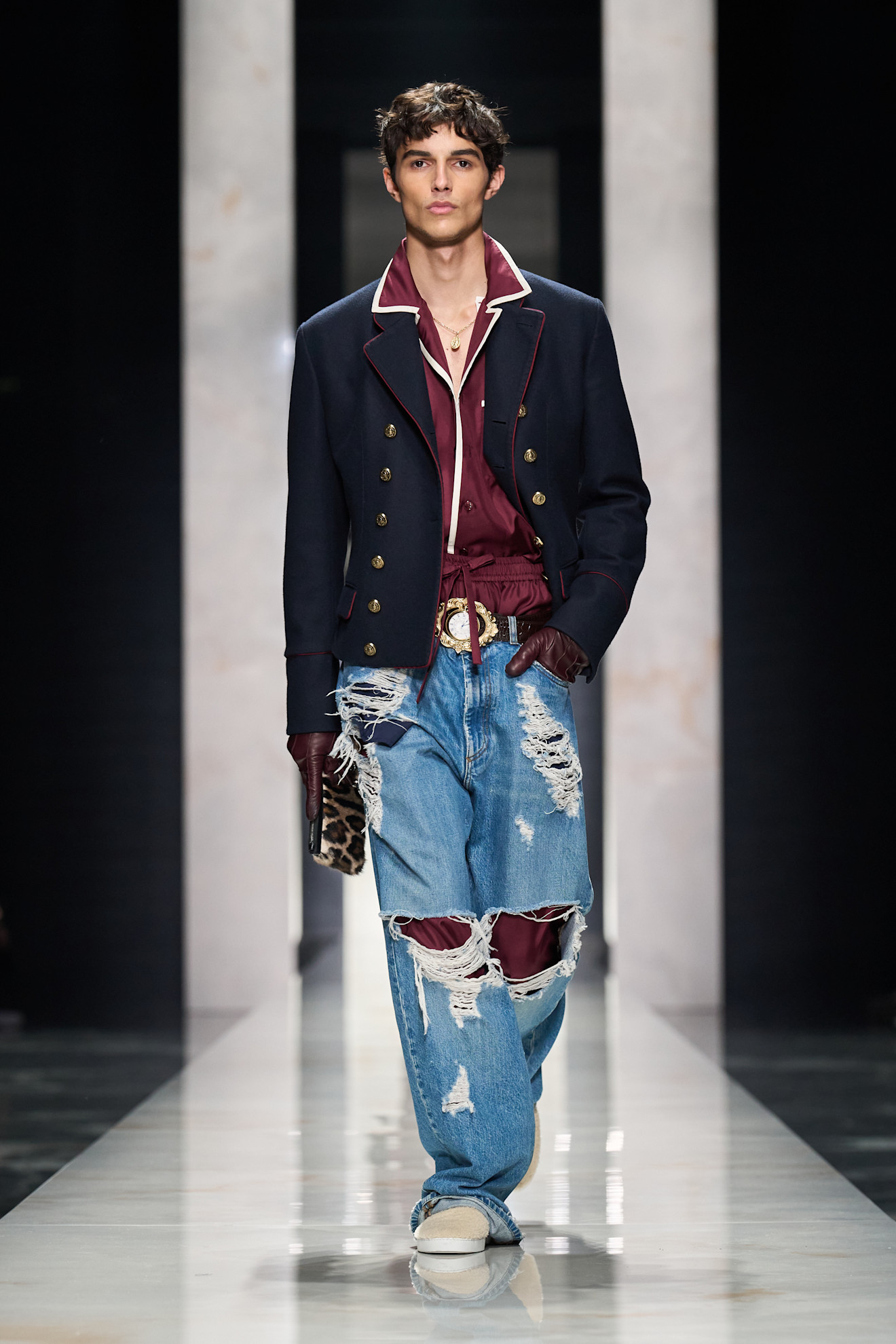 Комбинация из рваных джинсов и темно-синего пиджака с бордовым верхом, отражающая современный уличный стиль