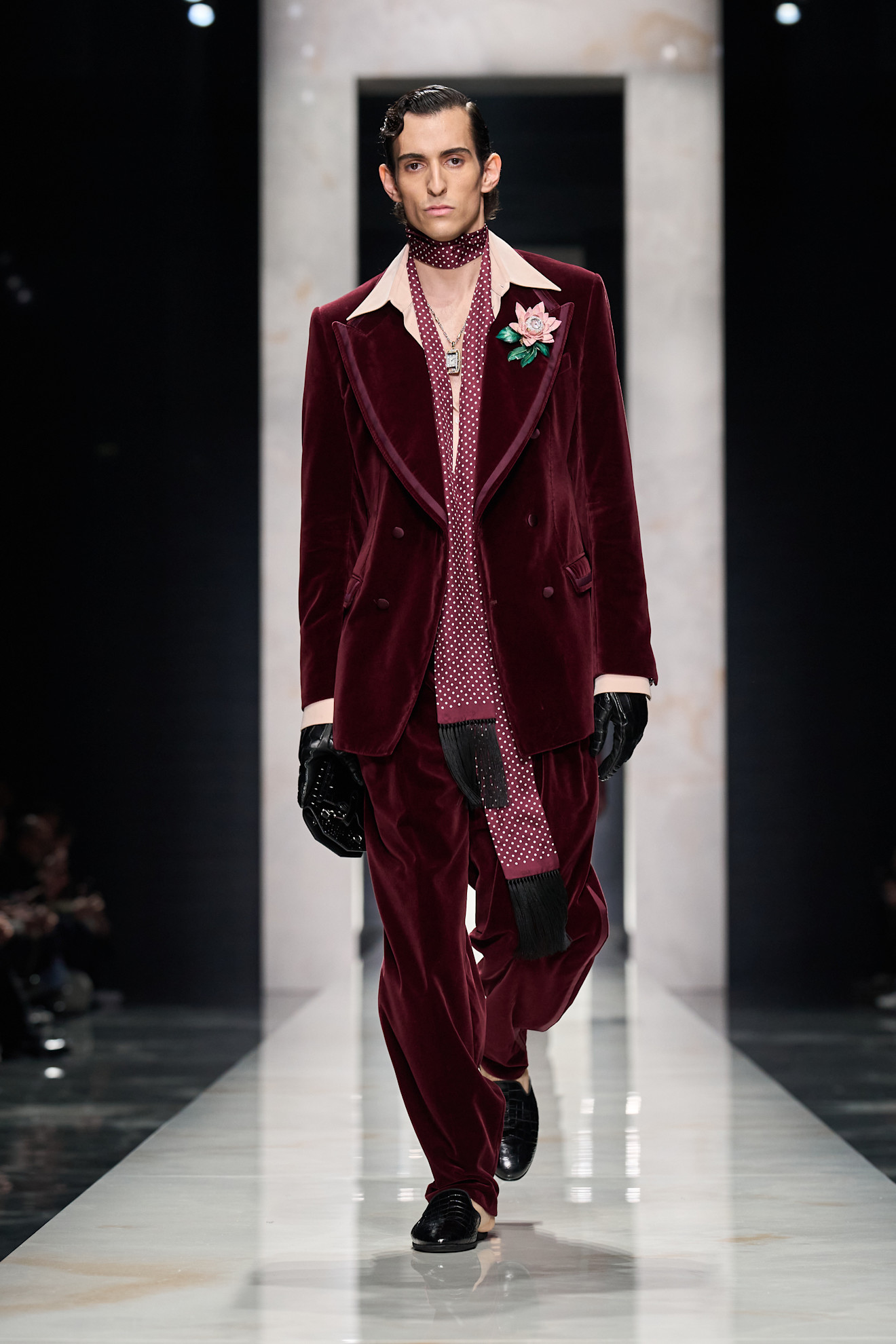 Бархатный бордовый костюм с цветочной брошью и стильным шарфом, создающий атмосферу ретро-гламура