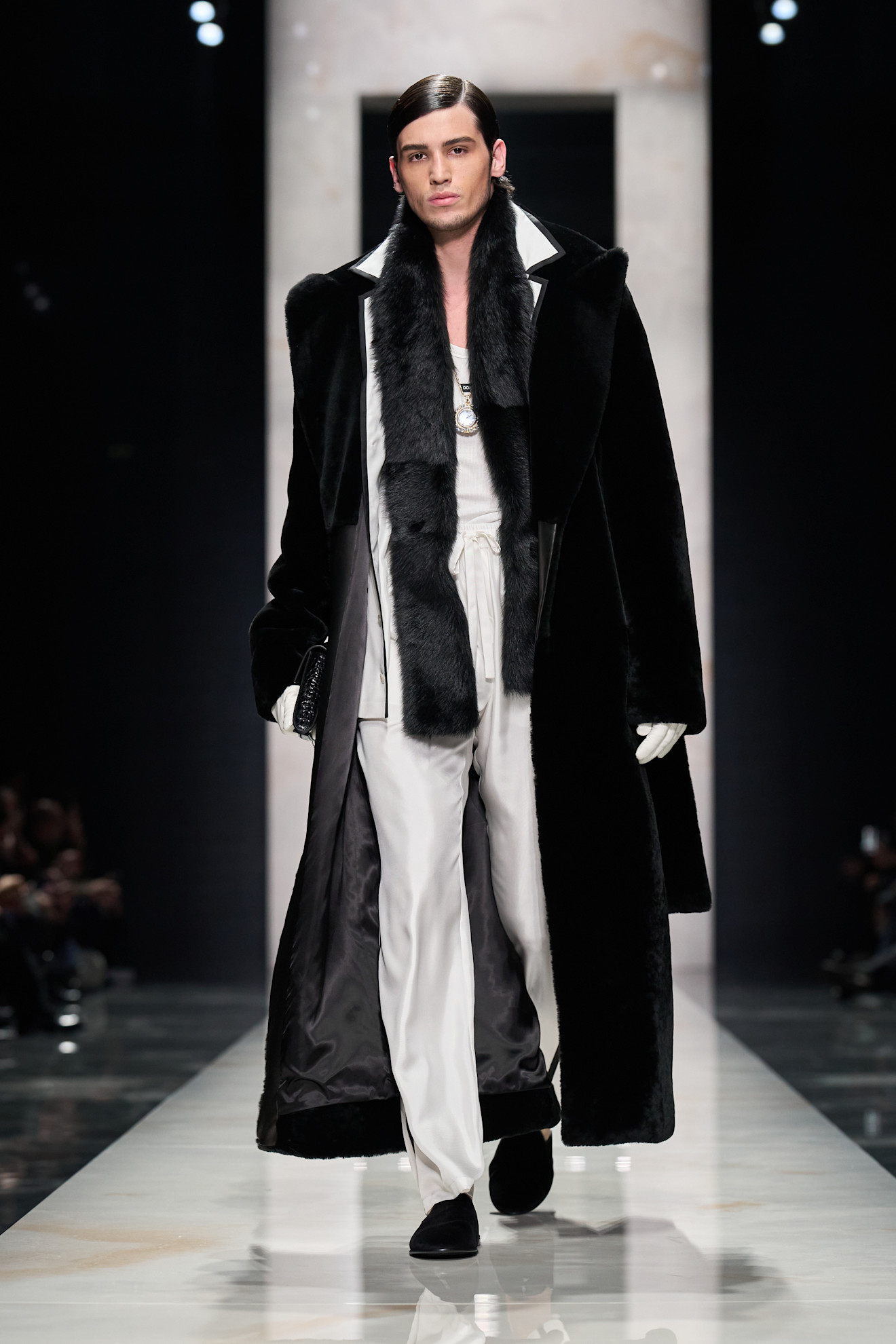Модный длинный черный пальто с меховым воротником, белый комплект и аксессуары придают образу роскошный вид