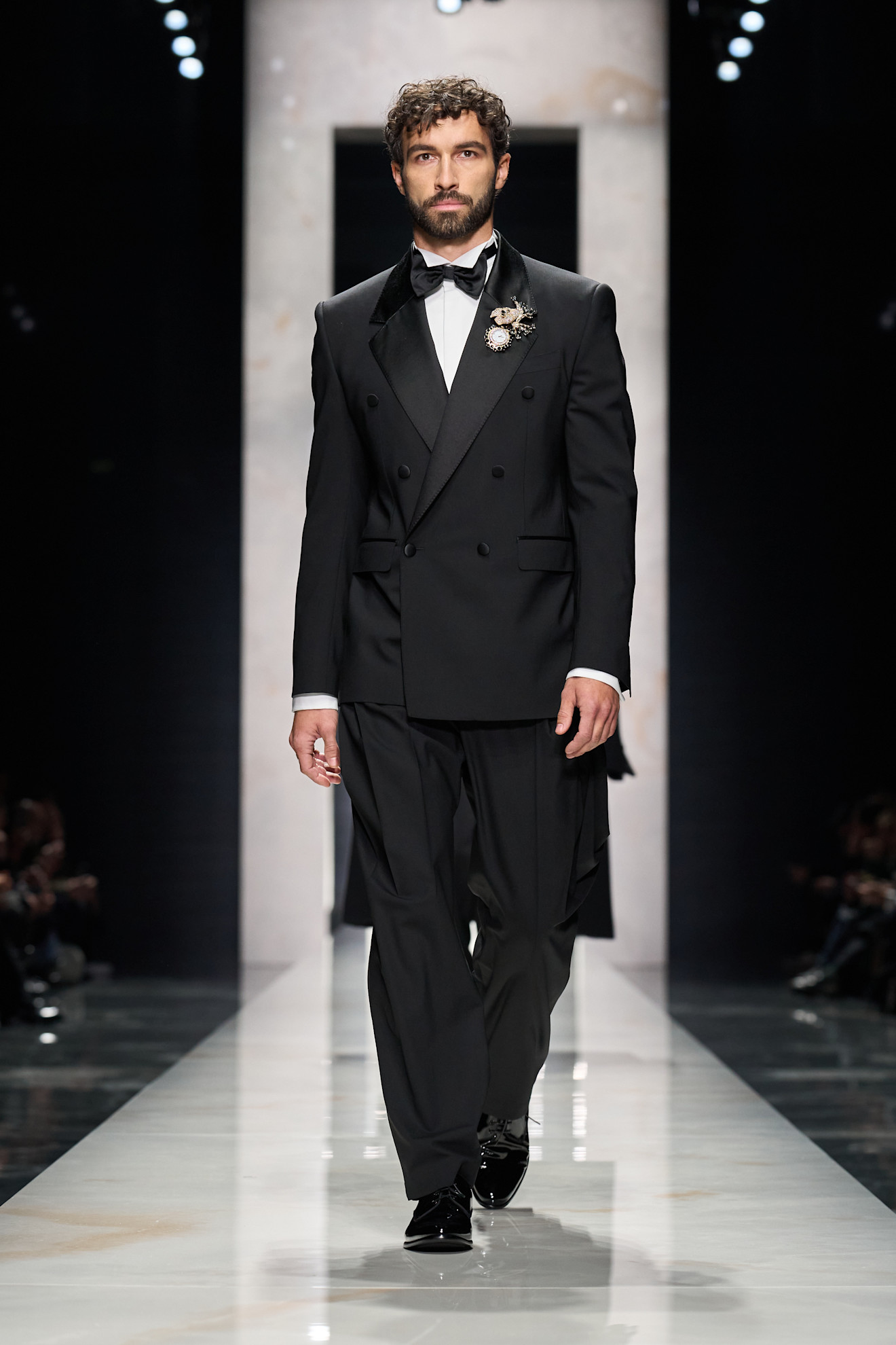 Двойной черный пиджак с блестящими пуговицами и стильной брошей, добавляющий мужественности и шарма