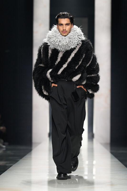 Модный свитер с крупным воротником в черно-серых тонах в сочетании с широкими брюками, создающий эффектный силуэт