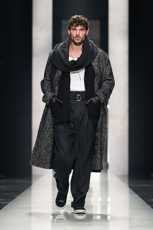 Стильный лук с длинным пальто и объемным шарфом, дополненный белой футболкой и широкими брюками, для уютной осени