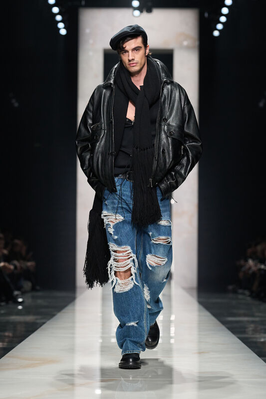 Кэжуал-лук с кожаной курткой и рваными джинсами, дополненный беретом и длинным шарфом, передает атмосферу уличной моды