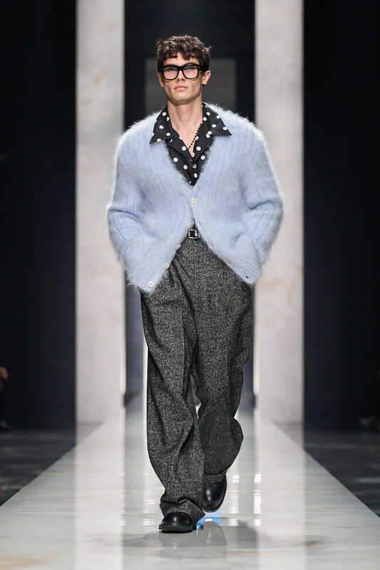 Нежный голубой кардиган из пушистого материала в сочетании с черной рубашкой в горошек и широкими брюками