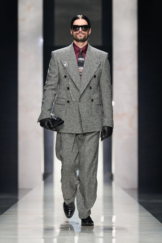 Элегантный серый костюм с двойным воротником и солнечными очками, дополненный стильной галстуком и аксессуарами