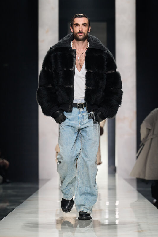 Роскошная черная меховая куртка с объемным воротником, контрастирующая с джинсами, создает эффектный образ для осени