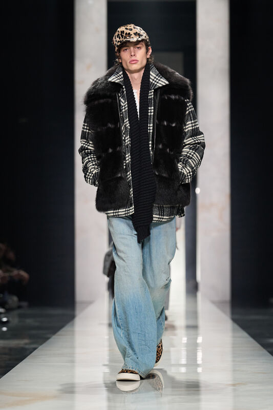Клетчатая куртка с черной меховой отделкой, джинсы и леопардовая кепка создают эффектный образ для осени