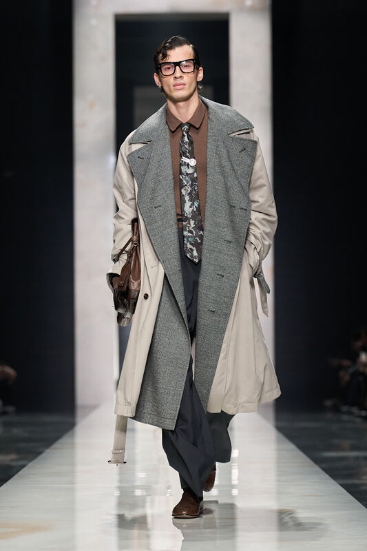 Элегантный двубортный плащ с серым верхом и коричневой рубашкой, дополненный оригинальным галстуком и сумкой