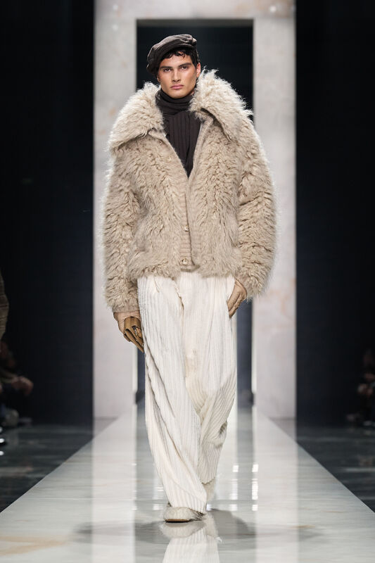 Мягкий светлый меховой жакет с крупными пуговицами и полосатые брюки, создающие уютный и стильный образ для зимы