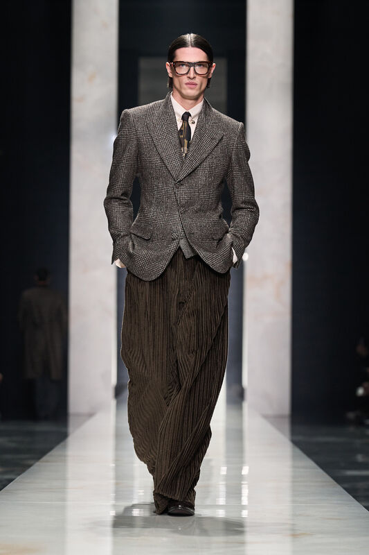 Строгий двубортный пиджак в клетку с широкими брюками из вельвета, создающий элегантный образ для осени 2026 года