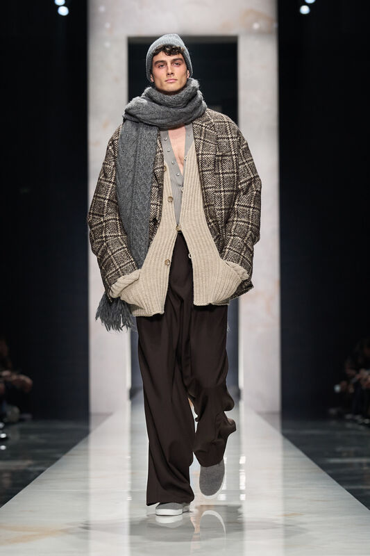 Объемный клетчатый жакет в сочетании с уютным серым шарфом и широкими брюками, создающий атмосферу уюта осени